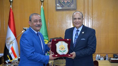 درع محافظة الإسماعيلية هدية للأمين العام لهيئة قضايا الدولة