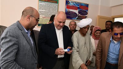 محافظ قنا يتفقد قافلة صناع الخير للعيون بقفط..صور