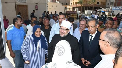 وزير الأوقاف ورئيس مدينة الغردقة يتفقدان توزيع طن لحوم على الأسر