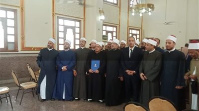وزير الأوقاف يكرم الفائزين بجائزة التميز الوظيفي بالبحر الاحمر