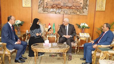 القاصد يقدم واجب العزاء للطالبة الفلسطينية.أستشهدت أسرتها بالكامل