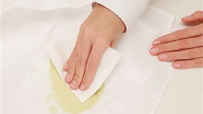 5 خطوات للتخلص من بقع الزيت العالقة فى الملابس