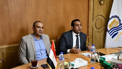 نائب محافظ قنا يبحث تطبيق منظومة البريد الالكترونى المؤمن