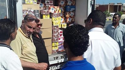 حملة تفتيشية على احد سيارات بيع السلع الغذائية بالقصير