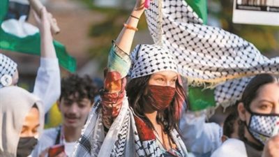 بيلا حديد..تدفع ثمن دعم غزة بالطرد من عملها واستبدالها بإسرائيلية