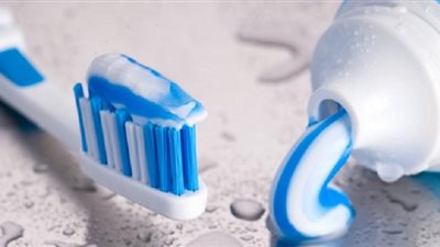 طبيبة أسنان تنصح باستخدام هذا المعجون في الخريف