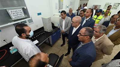 وزير الإسكان يتفقد محطات تنقية مياه الشرب بمدينة العاشر من رمضان