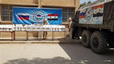 الجيش الروسي يوزع مساعدات إنسانية للمدنيين شرقي سوريا