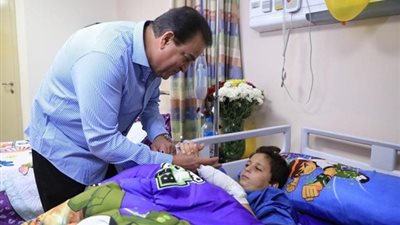 وزير الصحة يطمئن على الطفل الفلسطيني «عبدالله الكحيل» بمعهد ناصر