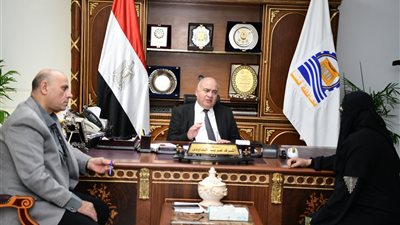 محافظ قنا ونائبه والسكرتير العام يستقبلون ١٠٥ مواطنا لبحث شكاواهم