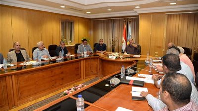 محافظ أسيوط يعقد اجتماعًا لمتابعة مستجدات صيانة المعدات بالحملات