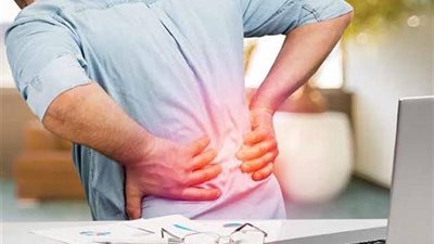 أعراض ترافق آلام الظهر قد تشير إلى مشكلات طبية طارئة.. تعرف عليها