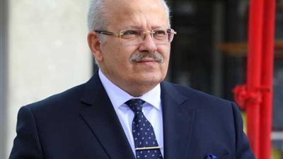 الخشت يتفقد أول اختبارات الميد تيرم بجامعة القاهرة الدولية