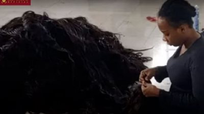 نيجيرية تدخل موسوعة جينيس بصنع أطول شعر مستعار في العالم.. فيديو