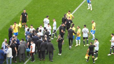 شاهد .. انطلاق مباراة البرازيل والأرجنتين تتأجل بسبب الاشتباكات