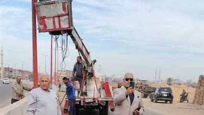 متابعة أعمال زرع أعمدة الانارة بطول طريق أبوحاكم