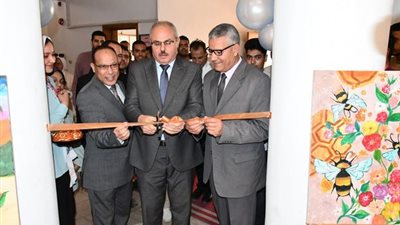 رئيس جامعة القناة يفتتح معرض الفنون التشكيلية بكلية الزراعة