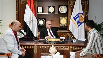 محافظ قنا والسكرتير المساعد يستقبلان المواطنين لبحث شكاواهم