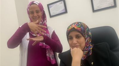 موظفة تجيد لغة الاشارة لخدمة ذوى الهمم بتموين الاسماعيلية