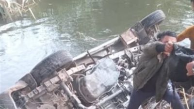 قوات الأنقاذ النهرى تنتشل ضحايا حادث سيارة مدارس فى أسيوط