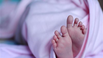 ضحية الضرب المبرح …: عشيق الأم قتل الرضيعة ودفنها في الخفاء