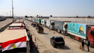 لوموند الفرنسية تُبرز دور مصر فى تدفق المساعدات الإنسانية على غزة وتُشيد به
