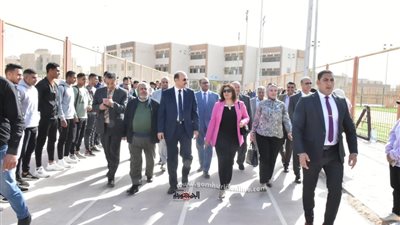 رئيس جامعة السادات تفتتح معرض الكتاب بكلية التربية الرياضية