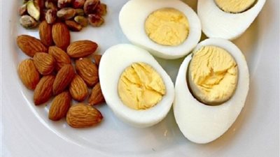 المكسرات أم البيض..اعرف ايهما افضل على وجبة الفطور