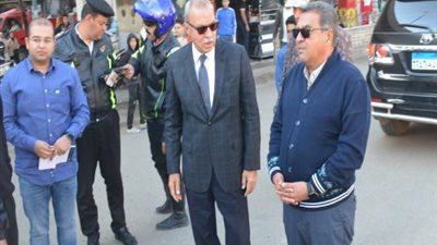 الهجان يتابع التشغيل التجريبي للسلم الكهربائي لكوبري المشاة ببنها