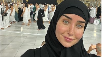 هنا الزاهد تشارك جمهورها بصورة أمام الكعبة