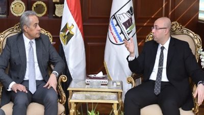 وزير العمل ومحافظ بني سويف يناقشان عددا من الملفات الهامة