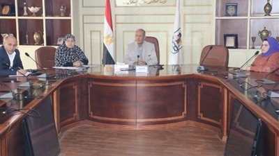 سكرتير عام بنى سويف يبحث منظومة الشكاوى الحكومية 