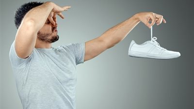 علاج رائحة القدمين بالأعشاب والنباتات.. تعرف عليها