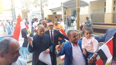 حاملين أعلام مصر.. اقبال كبير من الجالية المصرية بالسعودية على التصويت بالانتخابات الرئاسية