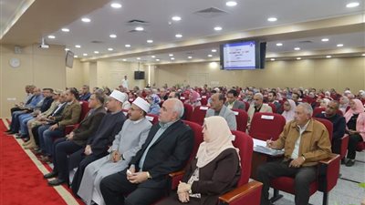 محافظ السويس يلتقي القيادات التنفيذية ورؤساء الأحياء