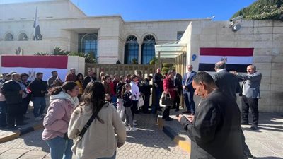 طوابير الناخبين تمتد لخارج السفارة المصرية بالاردن .. صور