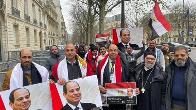 بصور السيسى.. الجالية المصرية بفرنسا : نعم للامن والاستقرار واستكمال مسيرة الانجازات