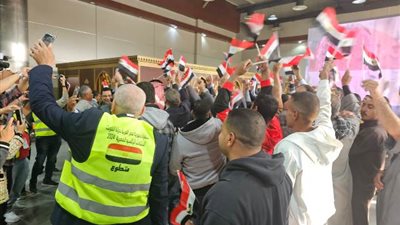 على أنغام الأغانى الوطنية .. المصريون يواصلون الاحتشاد فى سفارتنا بالكويت للمشاركة فى الانتخابات الرئاسية