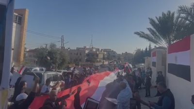 مسيرة حاشدة من أبناء الجالية امام السفارة المصرية بالأردن .. شاهد