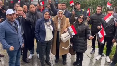 فيديو .. المصريون ينشدون الأغانى الوطنية أمام لجان التصويت فى إيطاليا