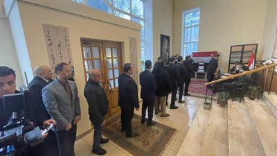 المصريون ببريطانيا يواصلون التوافد على السفارة المصرية للمشاركة فى الانتخابات الرئاسية