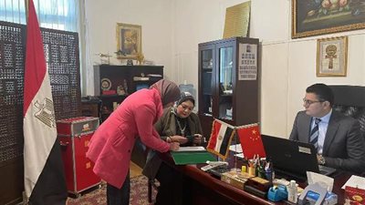 المصريون بالصين يشاركون فى انتخابات الرئاسة بمقر السفارة ببكين .. صور