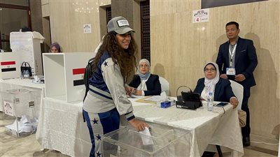 آيتن عامر تدلي بصوتها في انتخابات الرئاسة بالسعودية (فيديو)