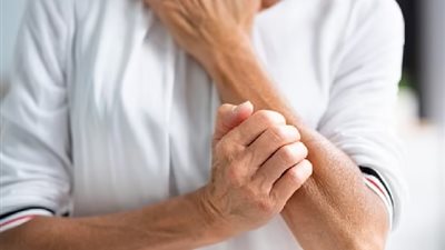 بحث يحل لغز الاصابة بالحكة المستمرة