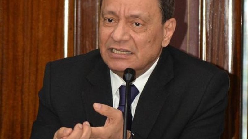 الكاتب الصحفي كرم