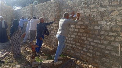 حملات الإزالة تحاصر المخالفين بقرى أبوتشت وتحرر محاضر لهم في قنا
