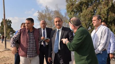 محافظ الإسماعيلية يتفقد مشروعات الطرق بالتل الكبير