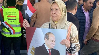 رئيس الجالية بالكويت: المرأة المصرية تقف أمام اللجنة منذ السابعة