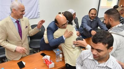 رئيس جامعة أسيوط يشارك الطلاب ذوى الإعاقة بالأحتفال