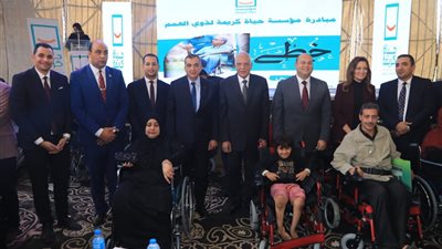 محافظ الجيزة يسلم ١٦٠ كرسي متحرك كهربائي